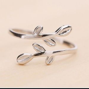 Women’s leaf branch silver ring. New!